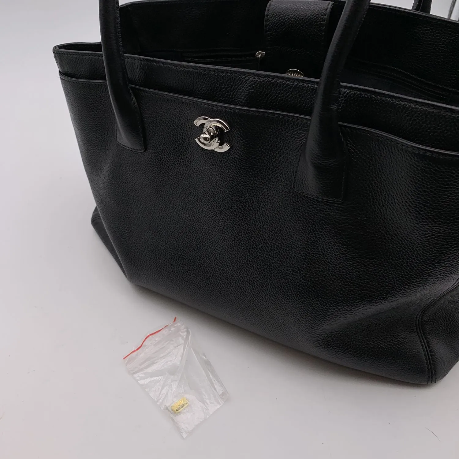 Bag Free returns Top Executive With Quality Chanel Tote Leather Black Ergonomic Pebbled Strap 2010S