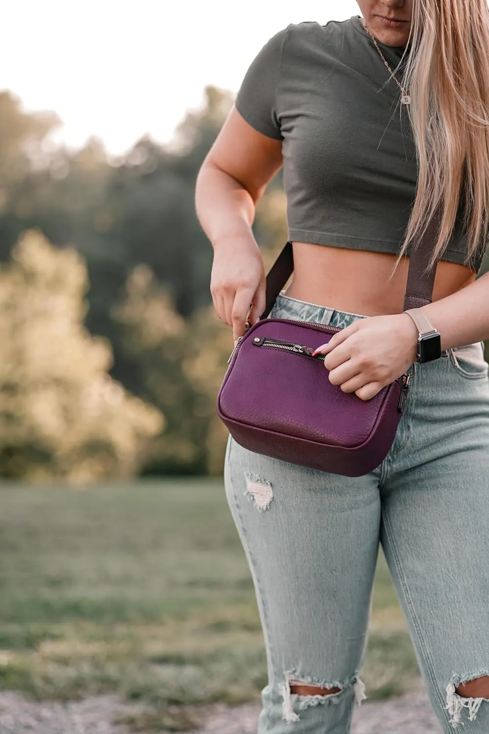 JESSIE & JAMES Small Concealed Carry Camera Crossbody Purse with Wide Shoulder Strap