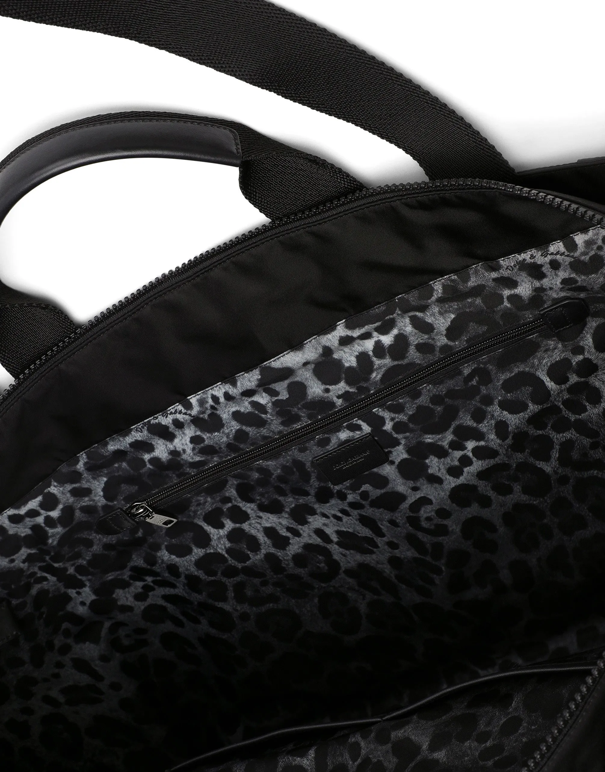 Travel bag with logo plate
